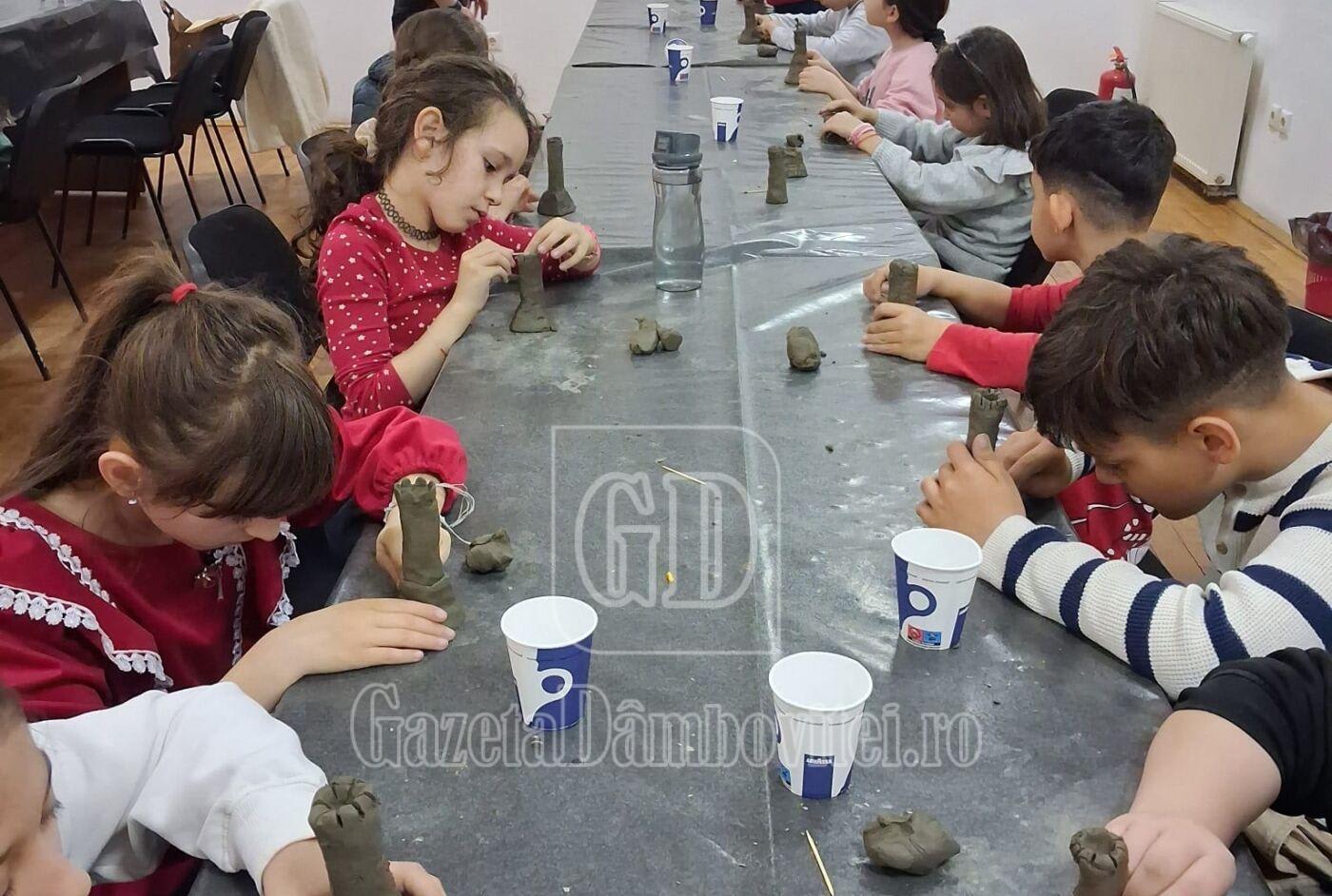Atelier de creație și modelare lut în aer liber în fața Muzeului Tiparului din Dâmbovița Atelier de creație și modelare lut în aer liber în fața Muzeului Tiparului din Dâmbovița
