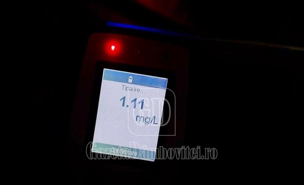 Polițiști rutieri verificând un șofer sub influența alcoolului pe DN 72 Polițiști rutieri verificând un șofer sub influența alcoolului pe DN 72