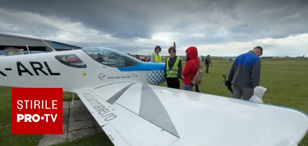 Avioane colorate și parașutiști în spectacol aerian pe aerodromul din Sibiu Avioane colorate și parașutiști în spectacol aerian pe aerodromul din Sibiu