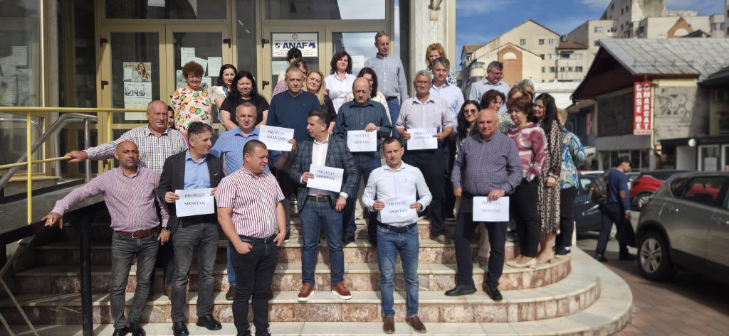 Angajați ANAF Vâlcea protestând în fața sediului Angajați ANAF Vâlcea protestând în fața sediului