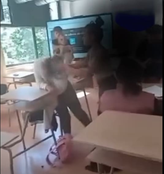 Elevă cu Cerințe Educaționale Speciale agresată în clasă, scena filmată și distribuită online Elevă cu Cerințe Educaționale Speciale agresată în clasă, scena filmată și distribuită online