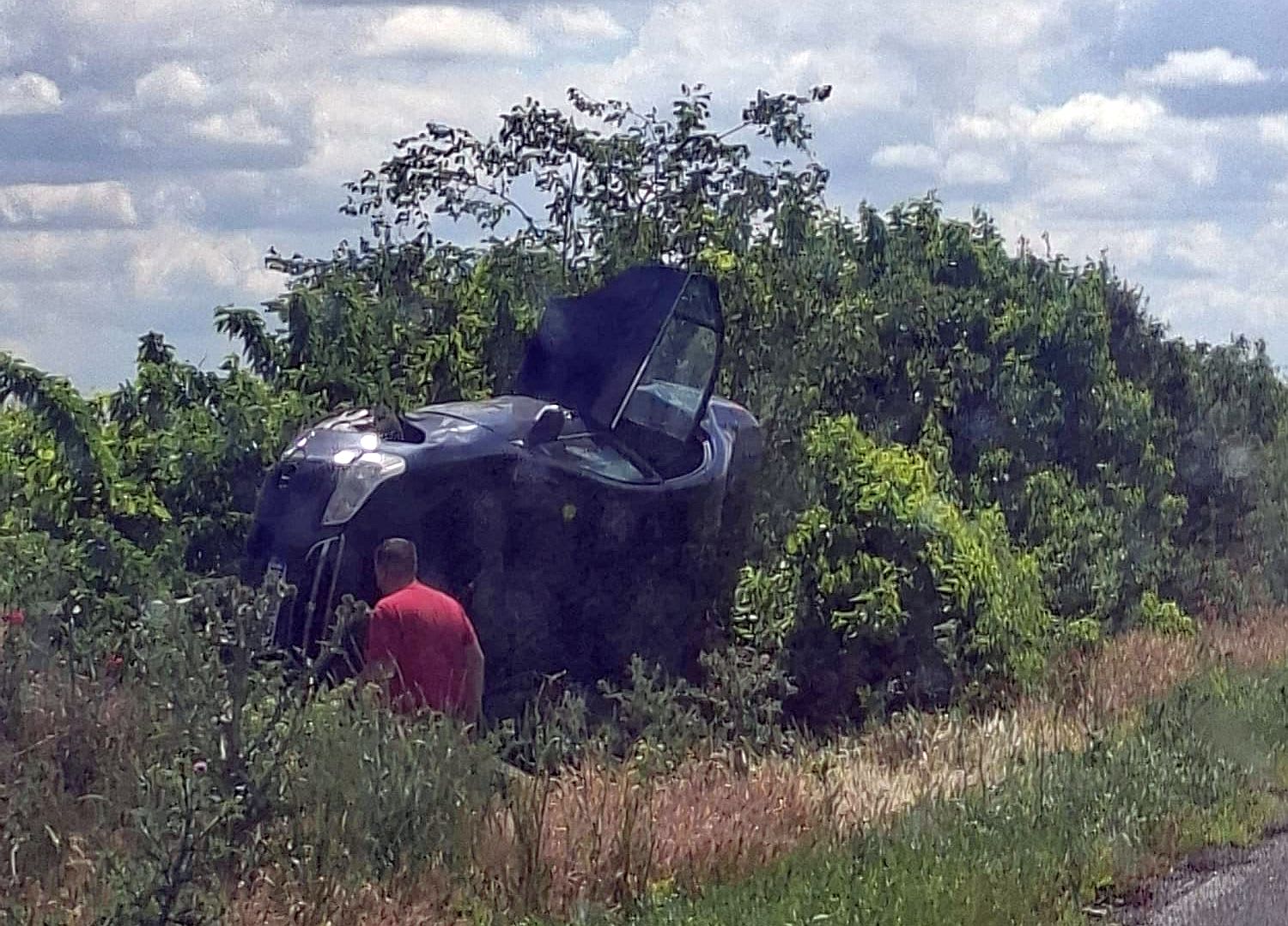 Mașină răsturnată pe șosea în Timiș, echipaje de poliție și salvare