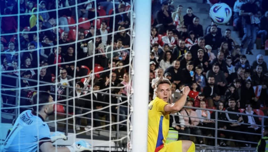 Jucători de fotbal români și georgieni în acțiune pe teren