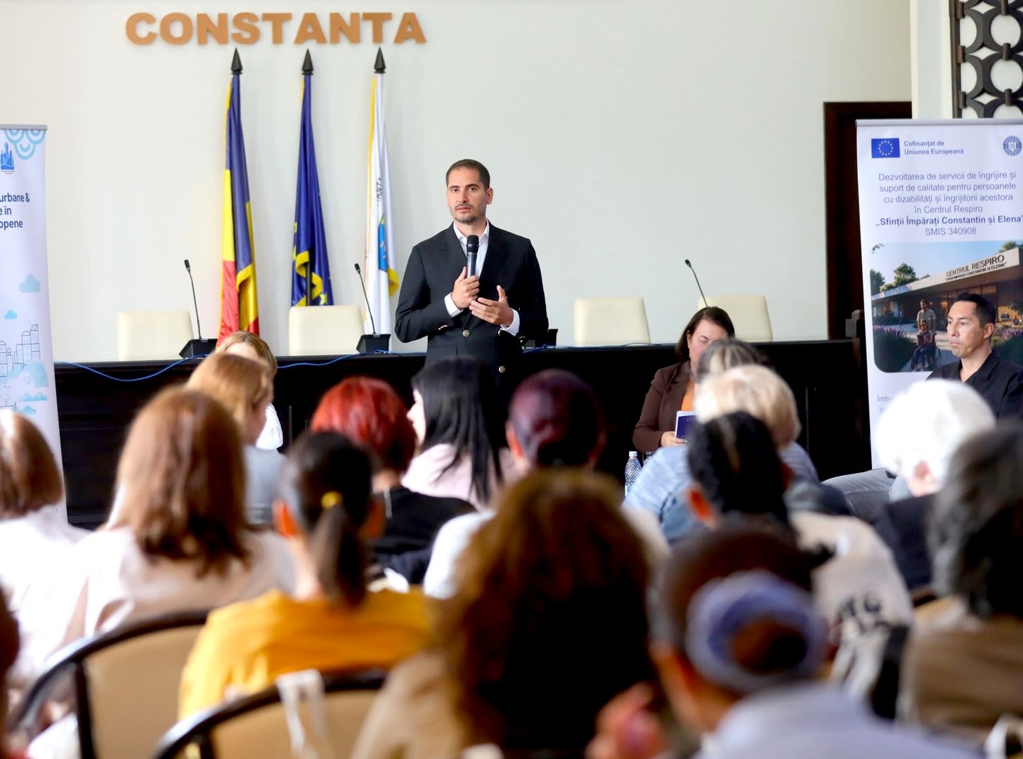 Reprezentanți ai autorităților și beneficiari la evenimentul de lansare a Centru Respiro