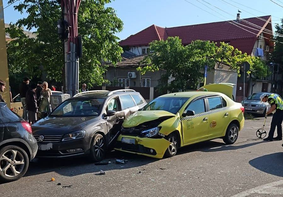 Impact violent între taxi și autoturism în Constanța