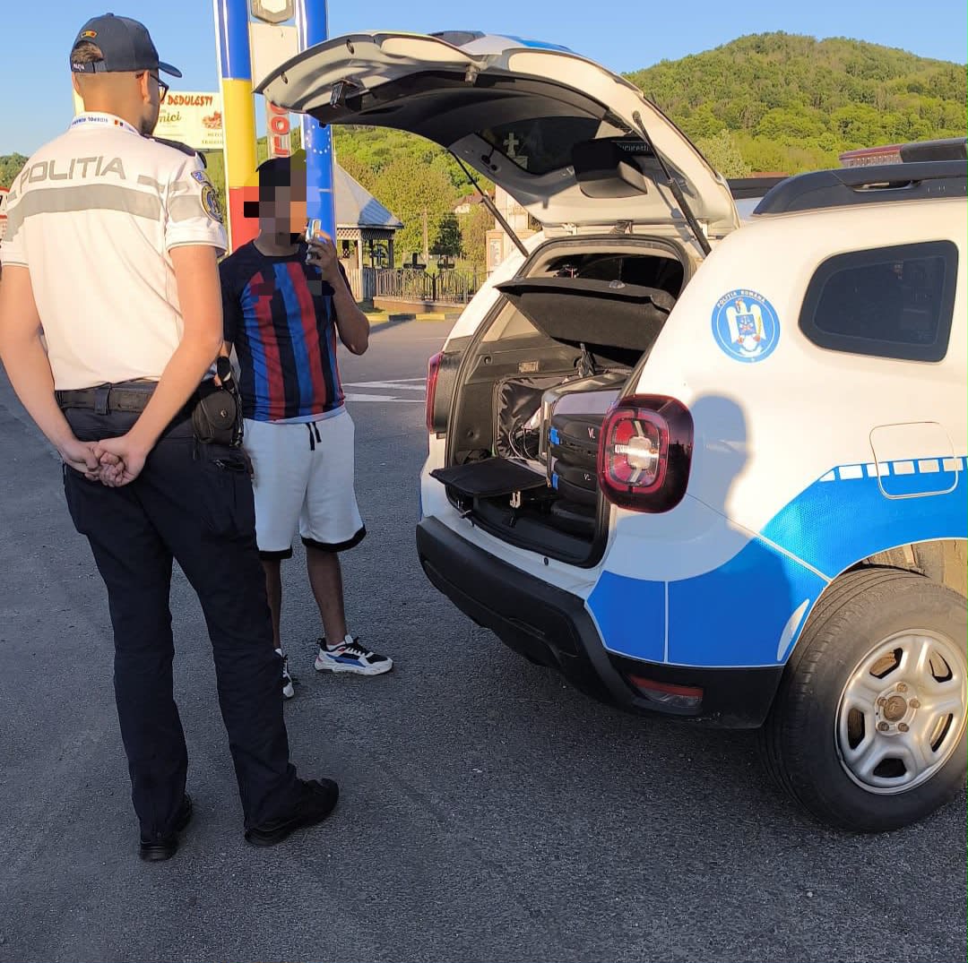 Polițist rutier verificând un șofer în trafic, Vâlcea, România Polițist rutier verificând un șofer în trafic, Vâlcea, România