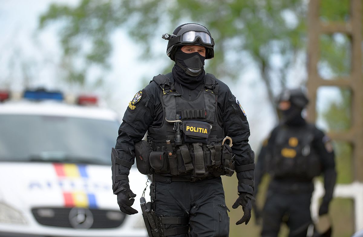 Polițiști și jandarmi în acțiune în Arad, descinderi împotriva traficanților