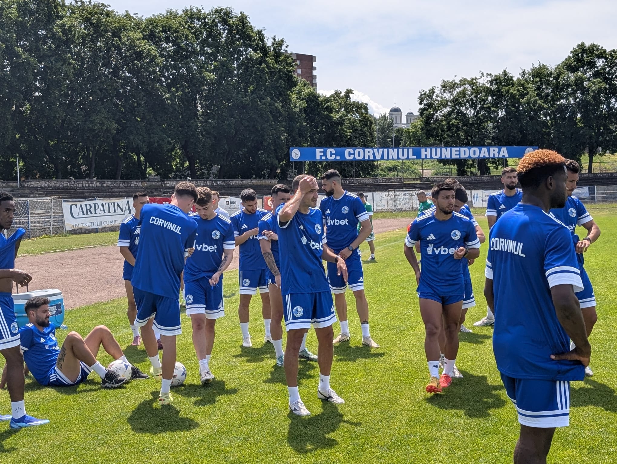 Jucători de fotbal la reunirea lotului Corvinul Hunedoara