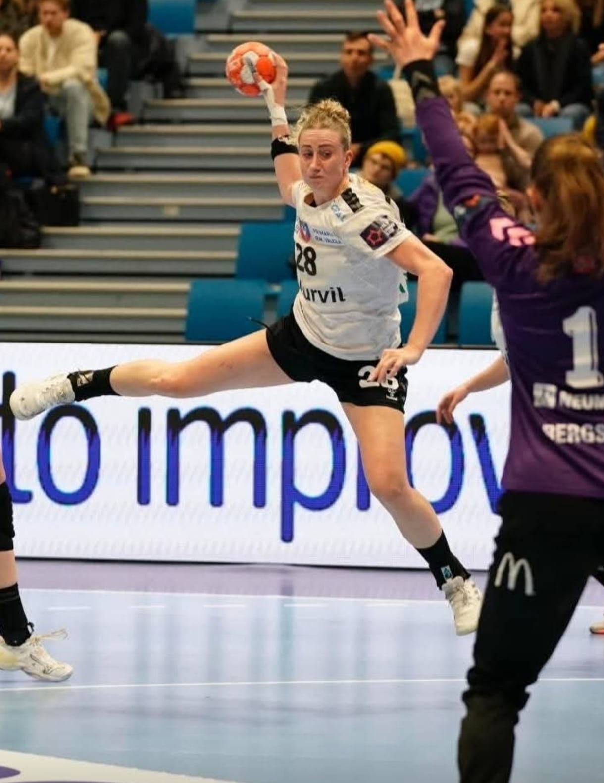 Mia Zschocke în acțiune pe terenul de handbal