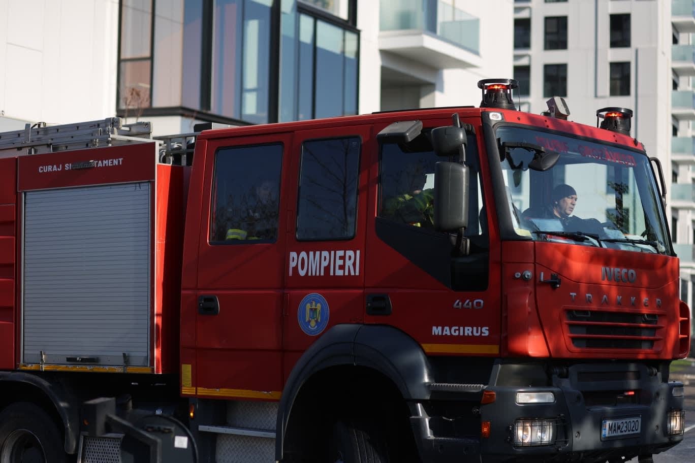 Pompieri ISU Constanța sting incendiu la pensiune în Costinești Pompieri ISU Constanța sting incendiu la pensiune în Costinești