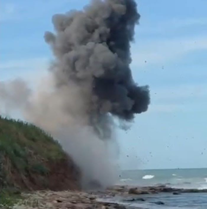 Scafandri militari EOD neutralizând o mină marină pe plaja dintre Vama Veche și 2 Mai