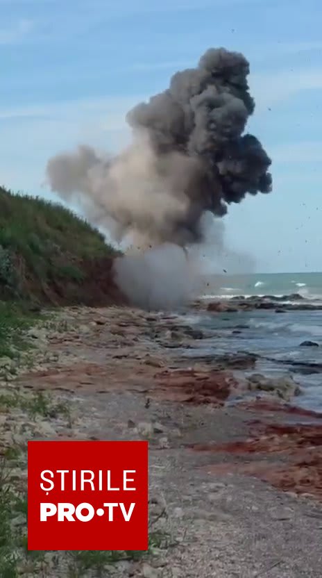 Scafandri militari în acțiune neutralizând o mină marină pe plaja din România Scafandri militari în acțiune neutralizând o mină marină pe plaja din România