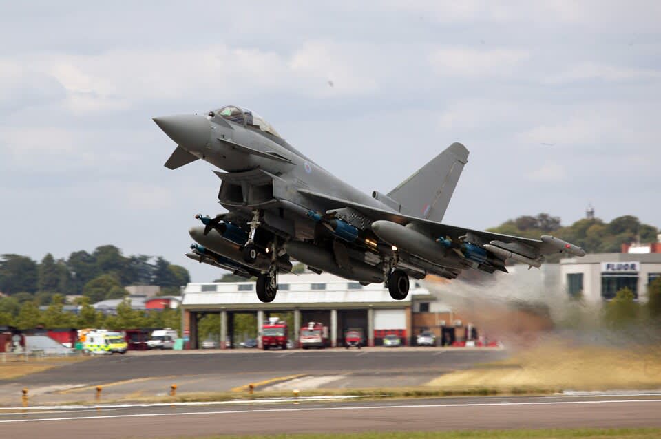 Aeronave Eurofighter Typhoon aterizând la Mihail Kogălniceanu în România