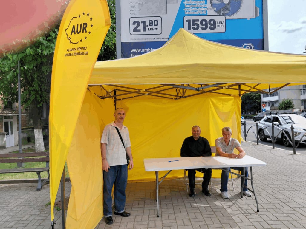 Reprezentanți AUR în dialog cu cetățeni în centrul Râmnicului