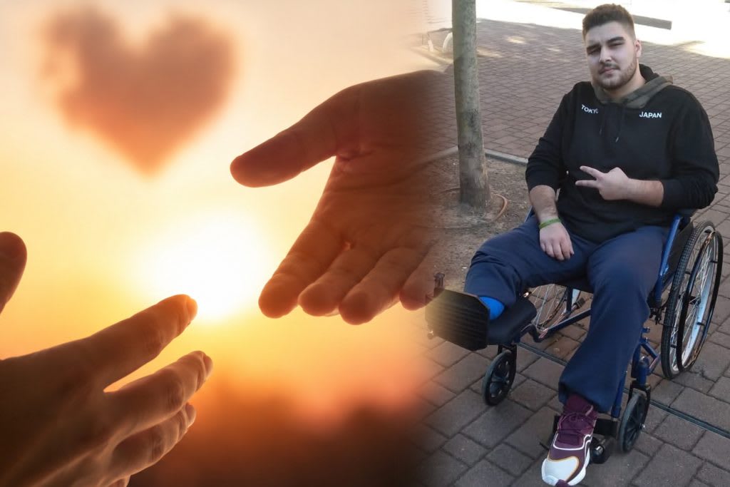 Tânăr în scaun cu rotile cu proteză nouă, sprijinit de familie