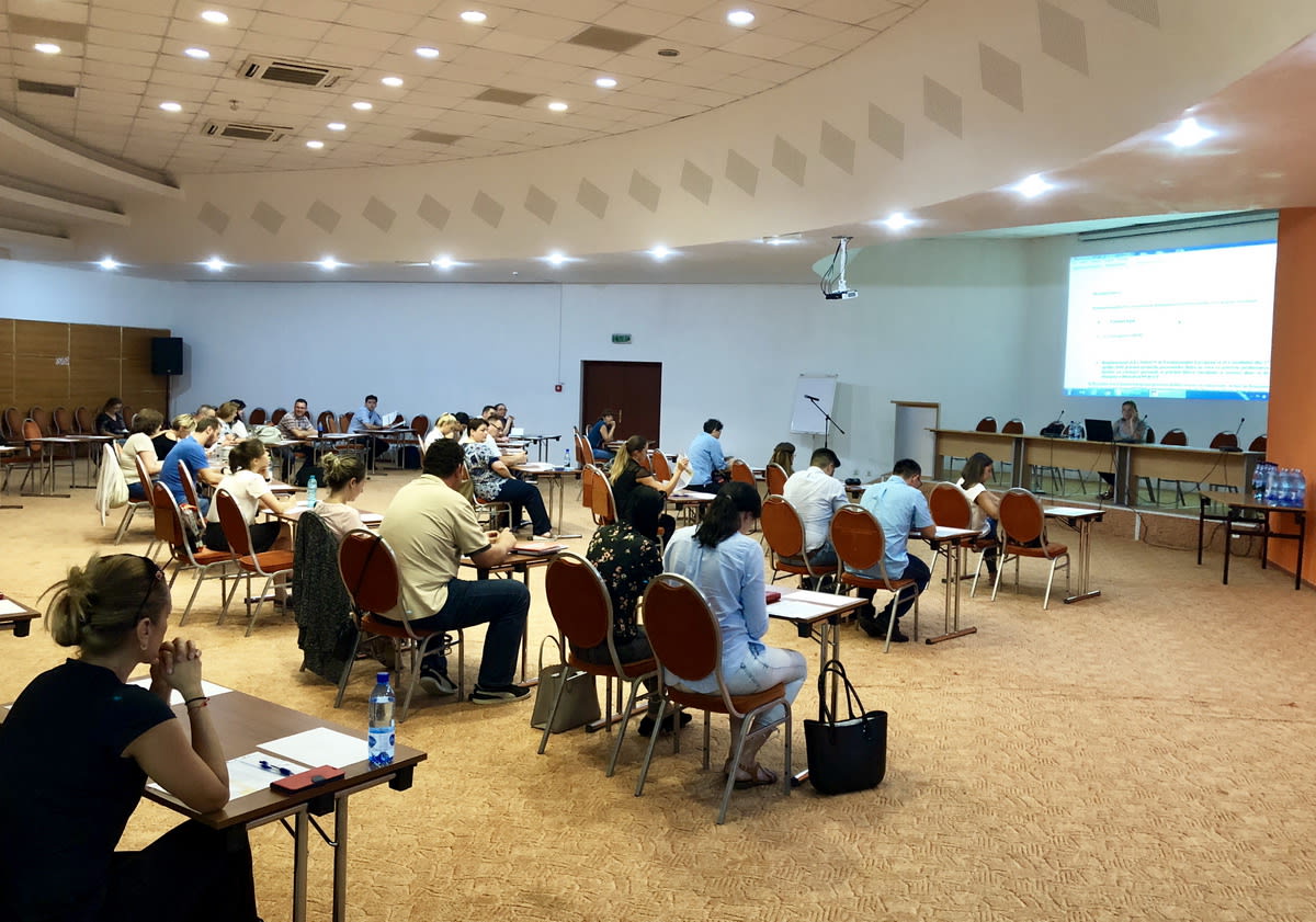Profesor predând sistem SAP în sala de curs