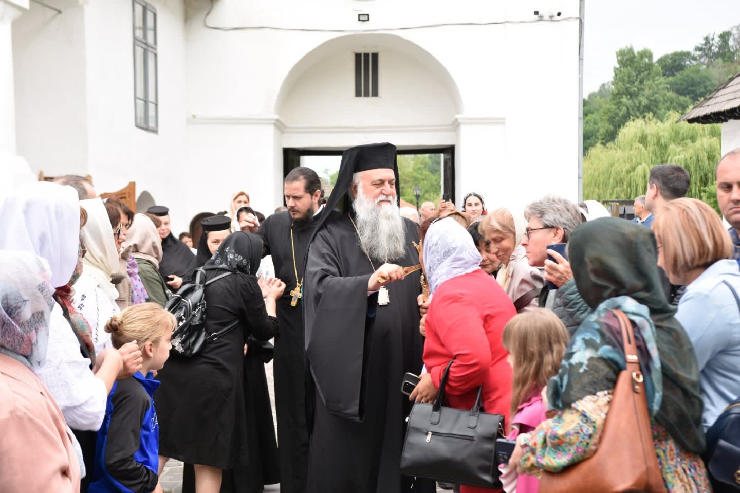 Înaltpreasfințitul Părinte Varsanufie oficiind Sfânta Liturghie la Mănăstirea Surpatele
