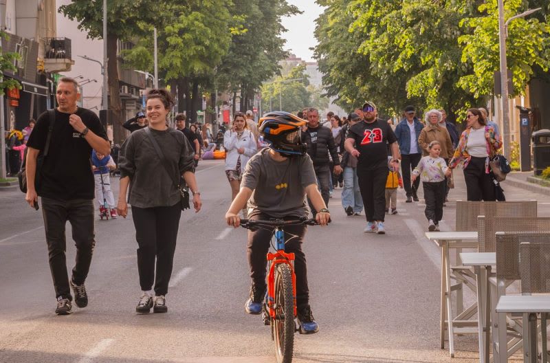 Bulevardul Tomis din Constanța în timpul evenimentului pietonal
