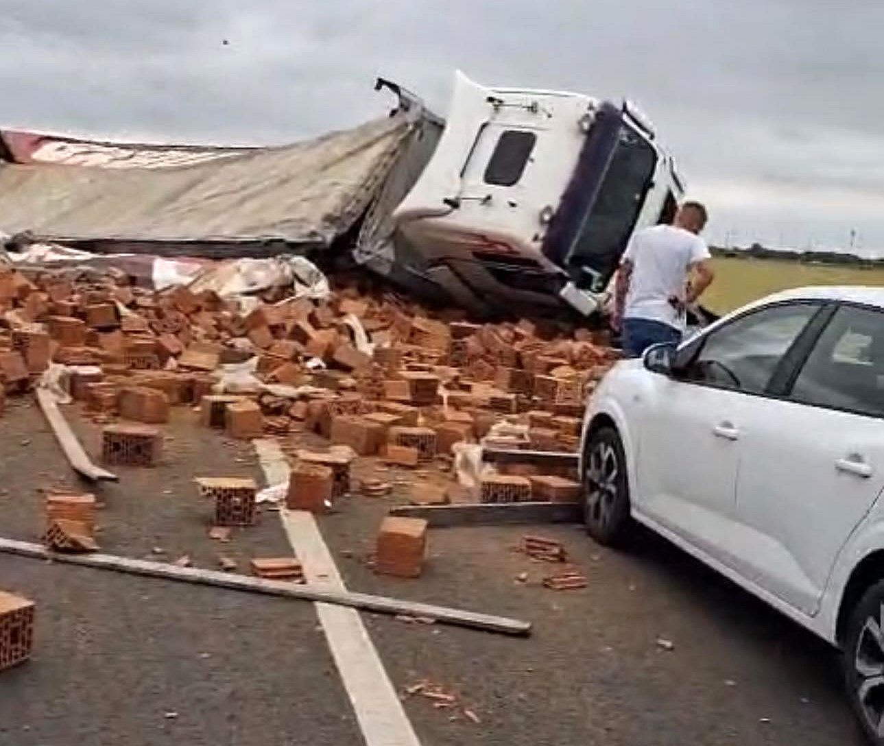 Echipaje de intervenție la accident rutier grav pe centura Timișoarei