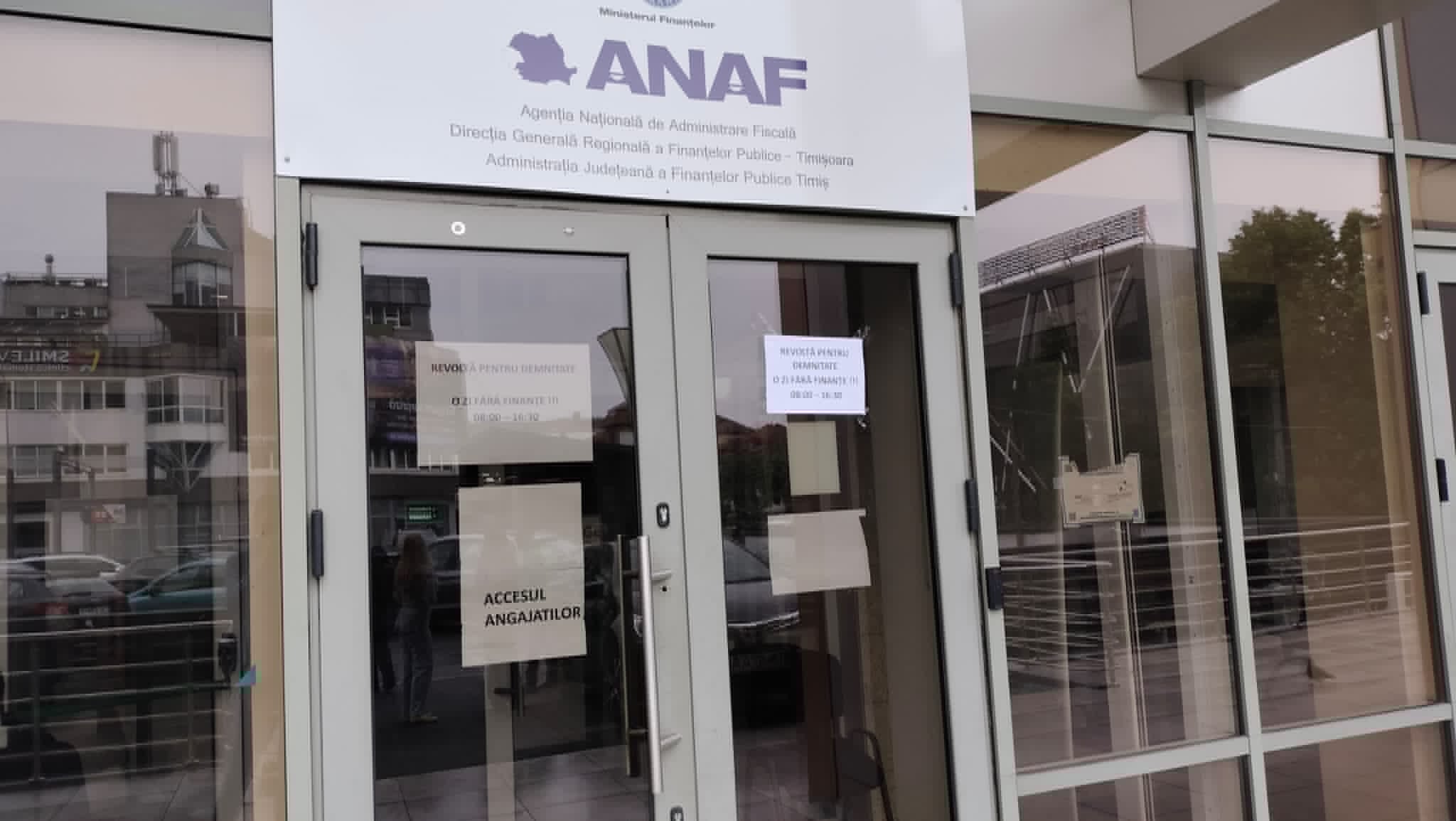 Angajați Finanțe Publice protestând în Timișoara