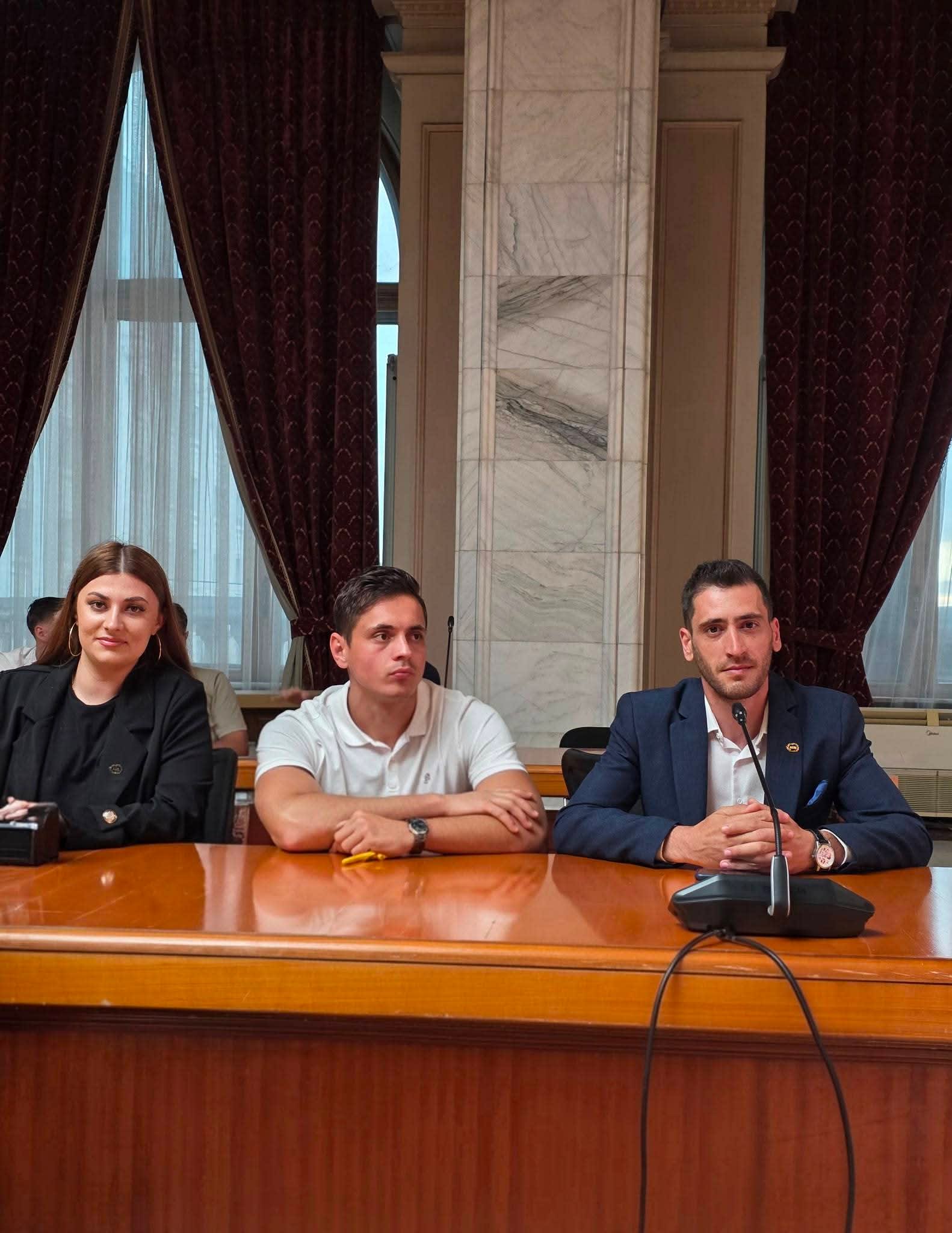 Reprezentanți ai Tineretului AUR Vâlcea la Palatul Parlamentului