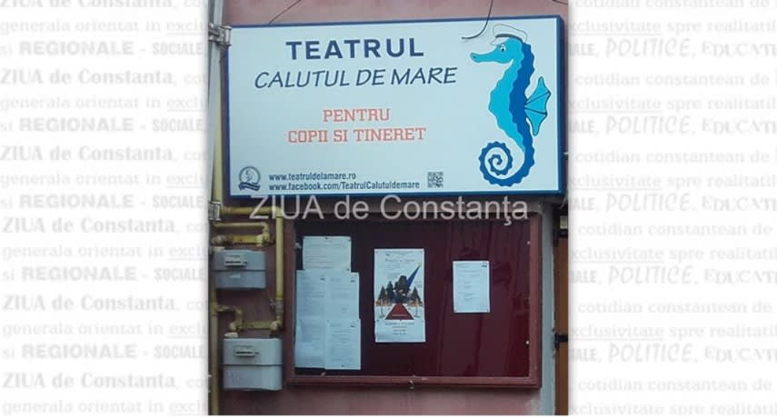 Actorii teatrului Căluțul De Mare în scenă cu decoruri colorate