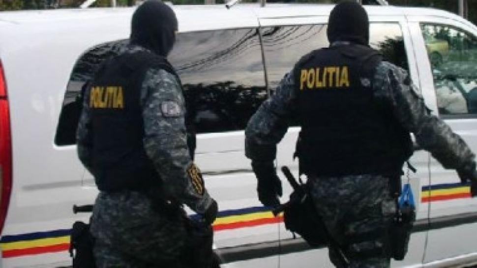 Polițist lugoj reținând suspect de furt de telefon