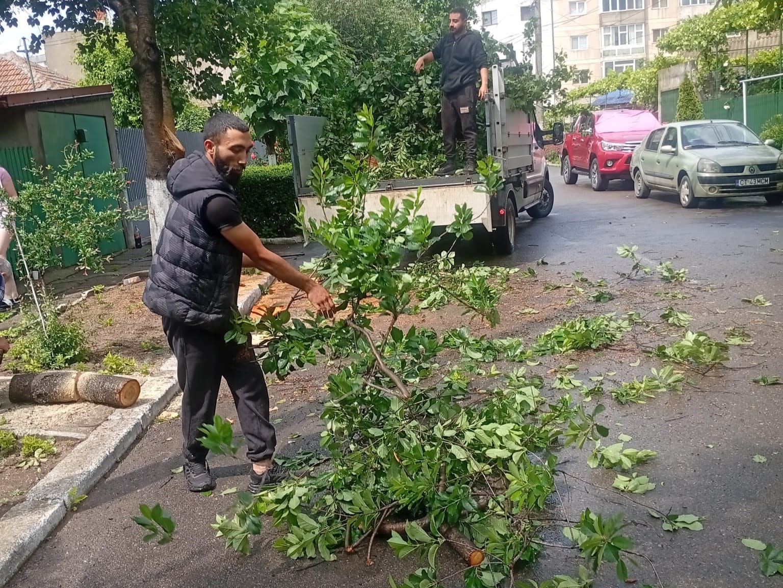 Candelabre și lumânări într-o biserică ortodoxă din România
