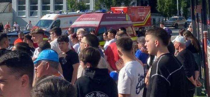 Echipaje de poliție și ambulanțe la locul incidentului din Lupeni