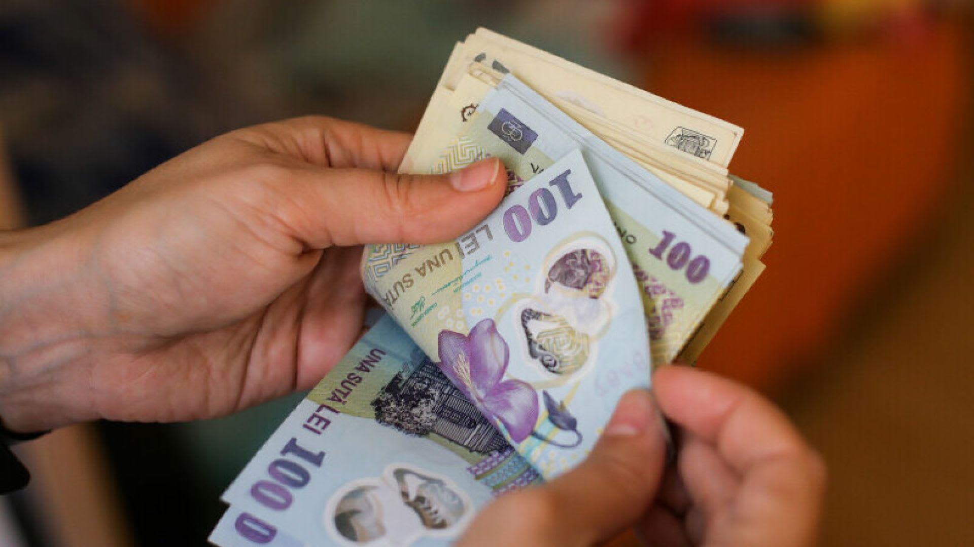 Bancnote și grafice financiare, reprezentând piața bancară din România Bancnote și grafice financiare, reprezentând piața bancară din România