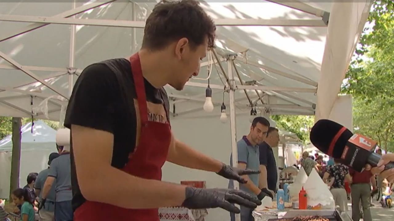 Preparare kebab turcesc la festivalul Anatolian în România Preparare kebab turcesc la festivalul Anatolian în România