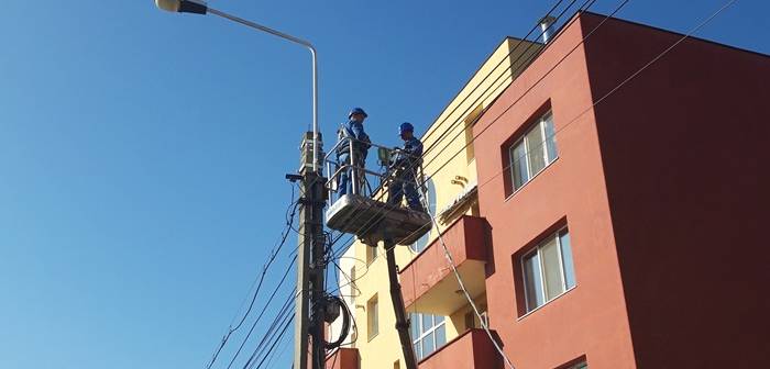 Reparații rețea electrică în Timișoara, muncitori în acțiune