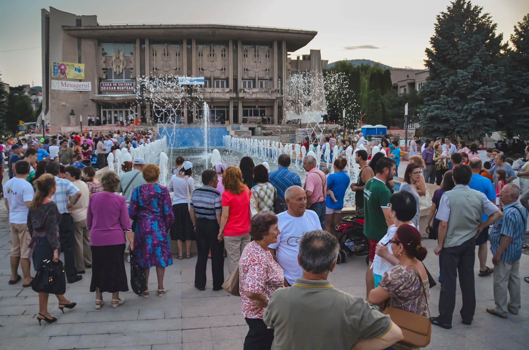 Oameni pe stradă în România, simbolizând temeri economice Oameni pe stradă în România, simbolizând temeri economice