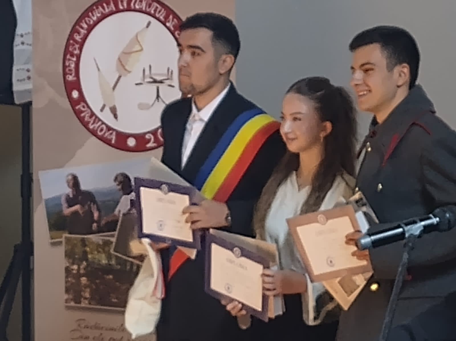 Elevi din Vâlcea prezentând proiectul despre Antonie Ionescu Elevi din Vâlcea prezentând proiectul despre Antonie Ionescu
