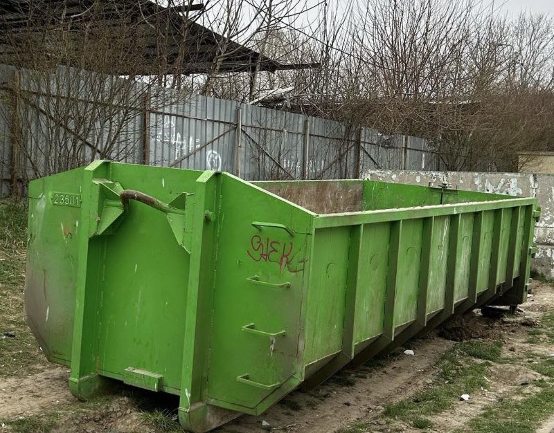 Container verde pentru deșeuri voluminoase pe Aleea Stadionului în Constanța Container verde pentru deșeuri voluminoase pe Aleea Stadionului în Constanța