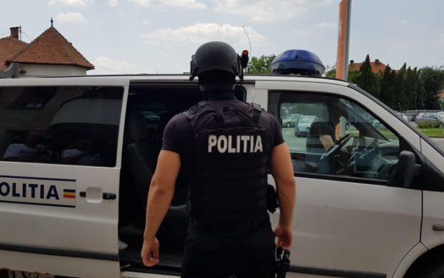 Polițiști în acțiune în timpul perchezițiilor pentru contrafacere jucării