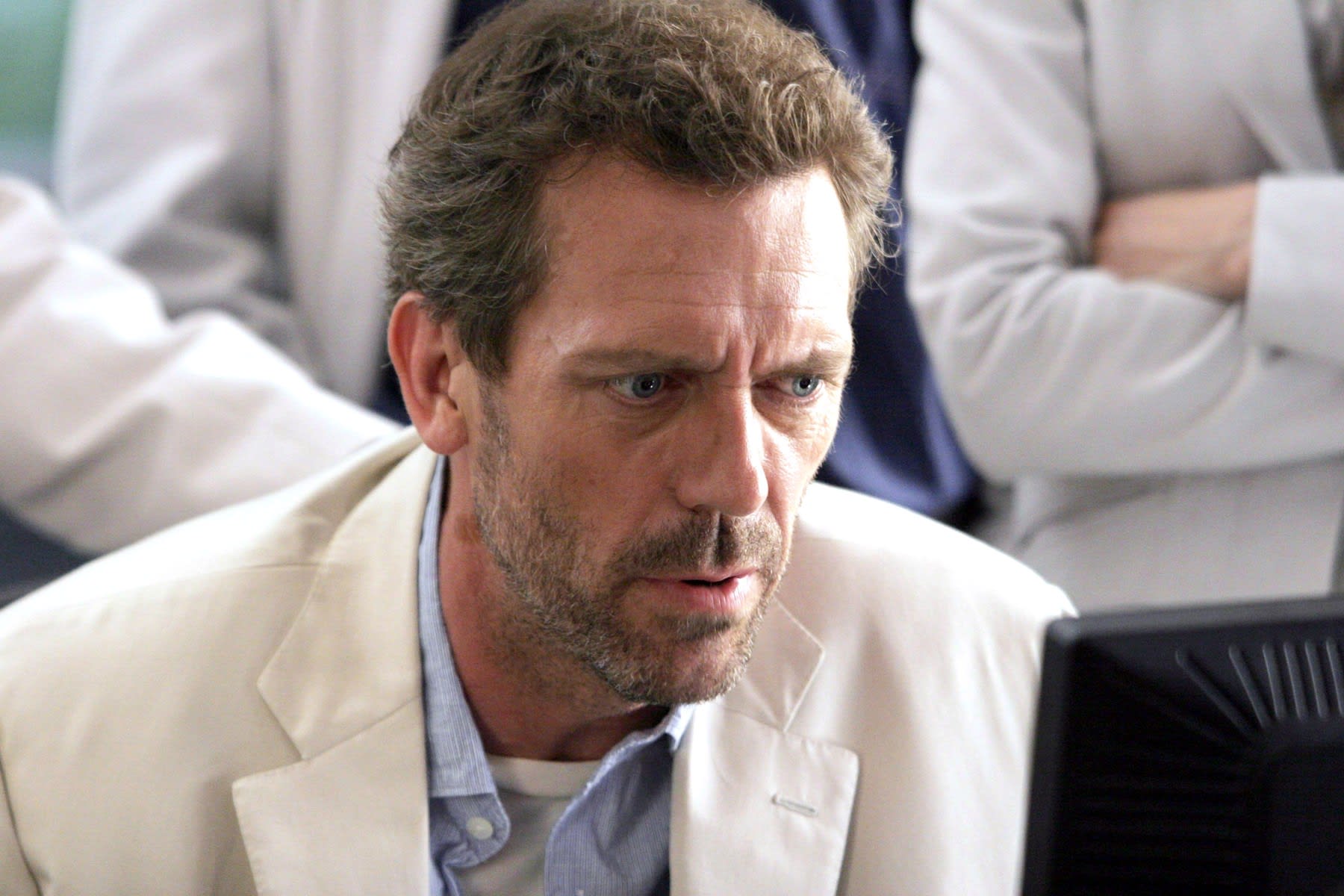 Hugh Laurie în rolul din serialul „Doctor House” Hugh Laurie în rolul din serialul „Doctor House”