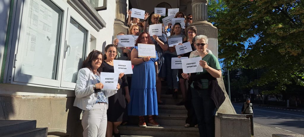 Angajați ai Casei de Pensii Vâlcea protestând spontan