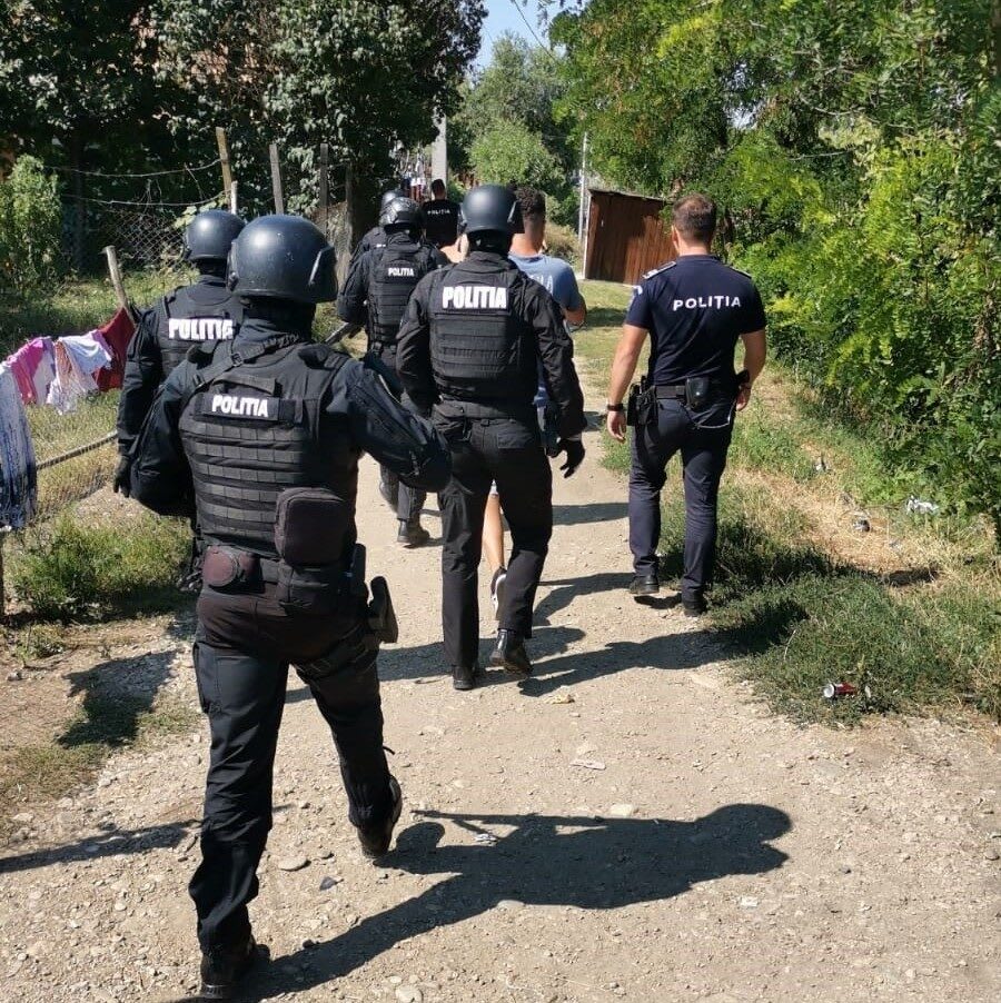 Polițiști și mascați în acțiune în Satu Mare Polițiști și mascați în acțiune în Satu Mare