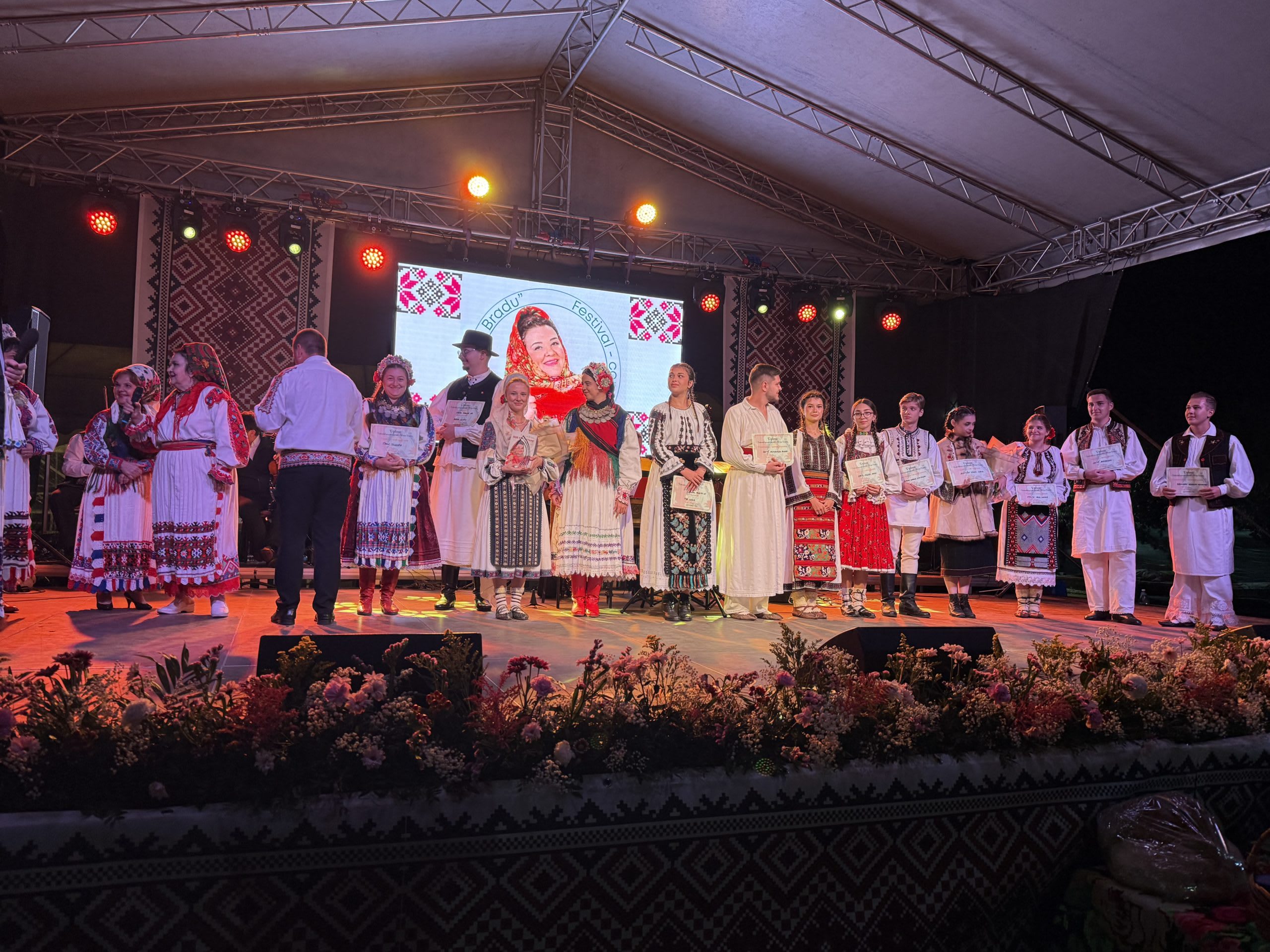 Tineri interpreți în costum popular la festival folcloric