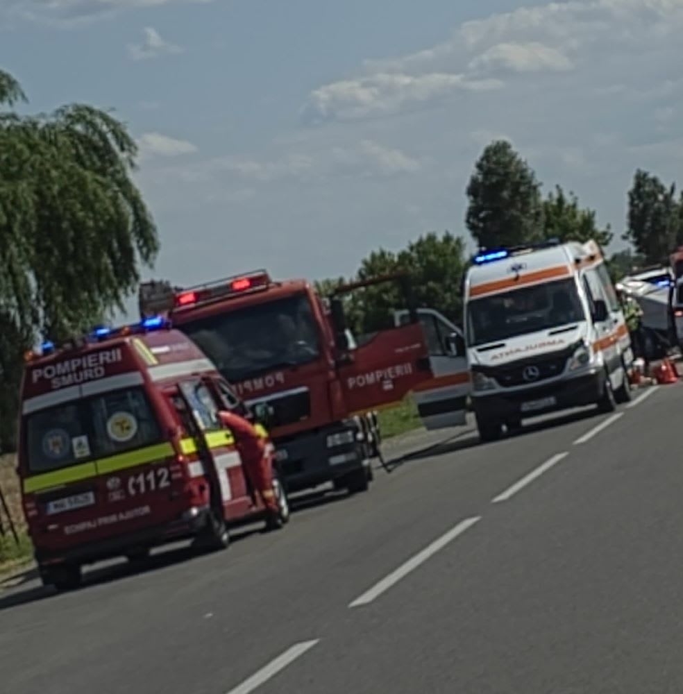 Echipaje de urgență intervenind la accident pe E85 în Vrancea Echipaje de urgență intervenind la accident pe E85 în Vrancea