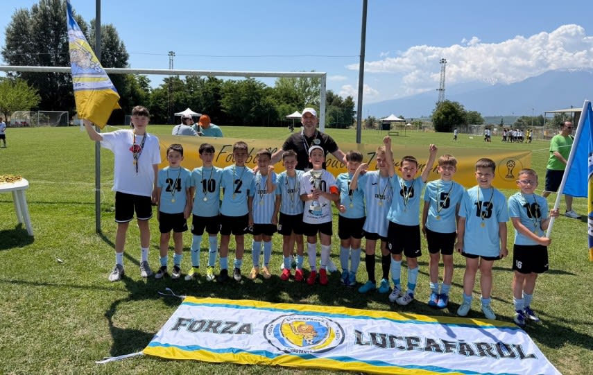 Jucători de fotbal ai ACS Luceafărul 2013 în acțiune pe terenul din Grecia