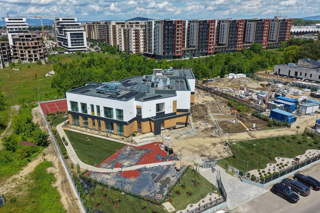 Construirea noii grădinițe din Tractorul, Brașov, cu echipe de muncitori și utilaje Construirea noii grădinițe din Tractorul, Brașov, cu echipe de muncitori și utilaje