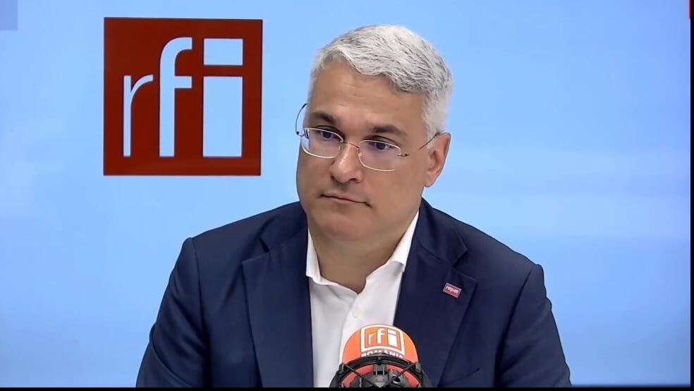 Dragoș Pîslaru în timpul unei conferințe online despre legea salarizării Dragoș Pîslaru în timpul unei conferințe online despre legea salarizării