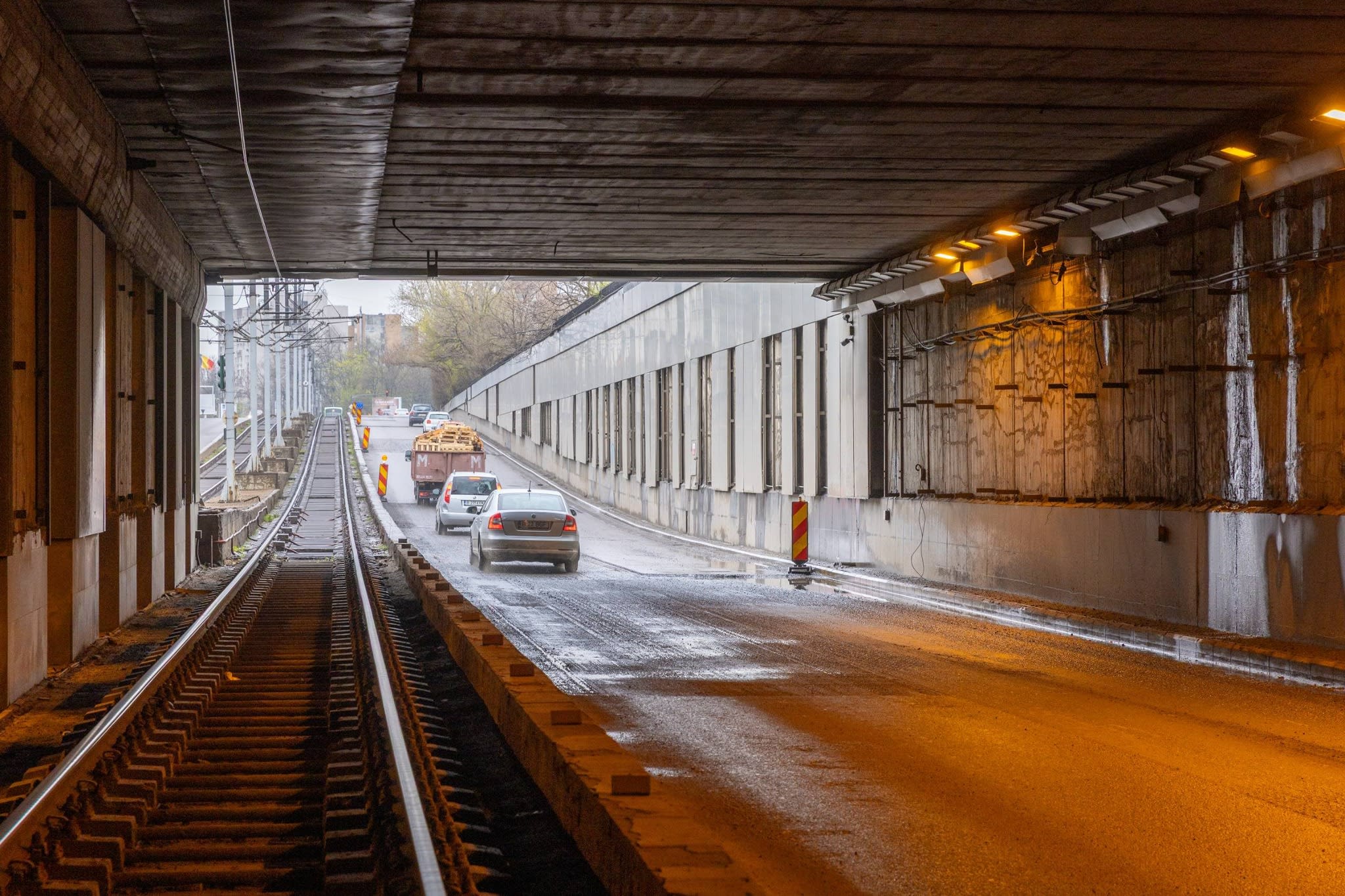 Pasajul Lujerului în timpul lucrărilor de modernizare, echipe de muncitori și semnalizare rutieră temporară Pasajul Lujerului în timpul lucrărilor de modernizare, echipe de muncitori și semnalizare rutieră temporară