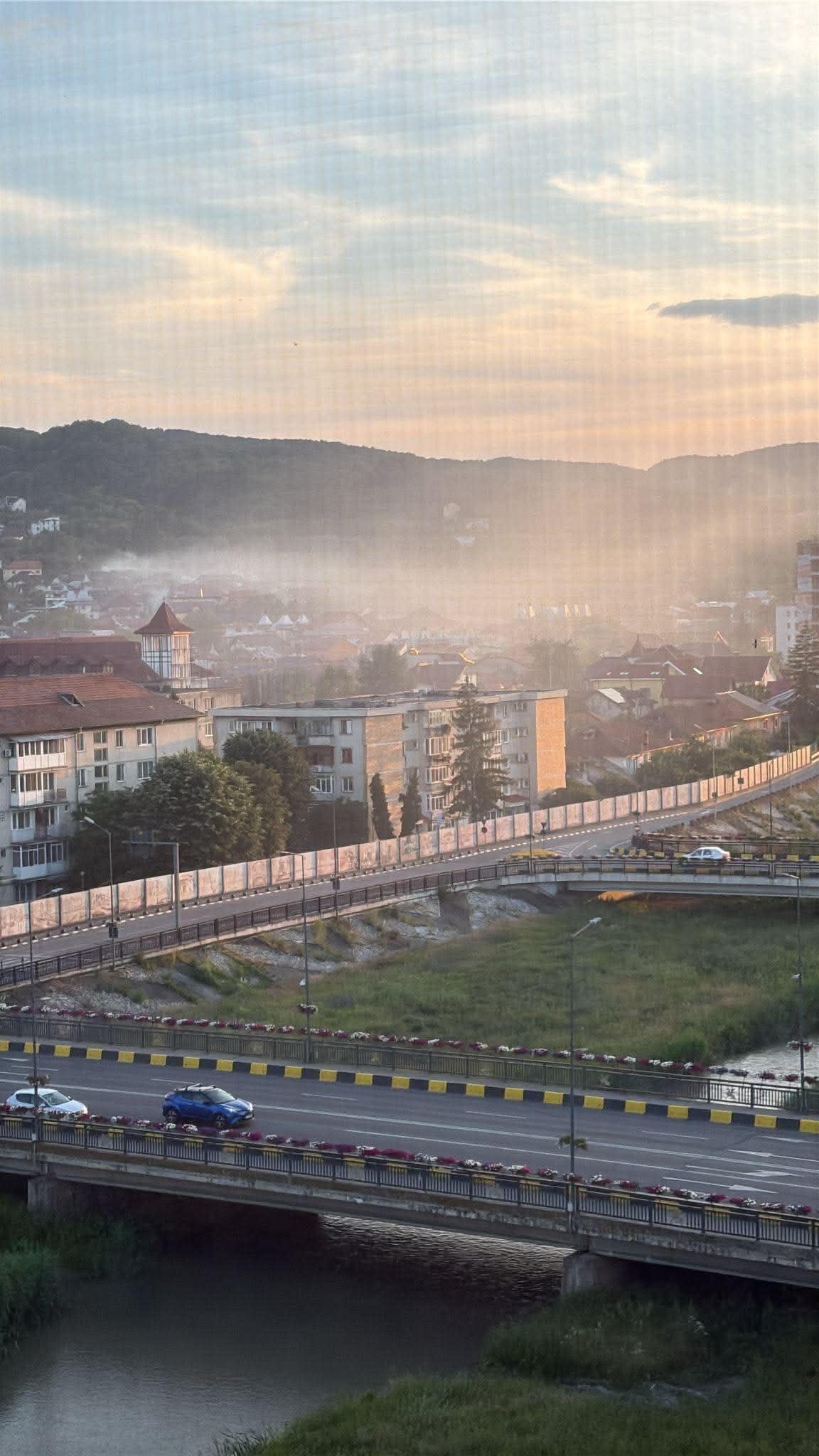 Fumul dens acoperind Râmnicu Vâlcea, surprins în 10 iunie 2026 Fumul dens acoperind Râmnicu Vâlcea, surprins în 10 iunie 2026
