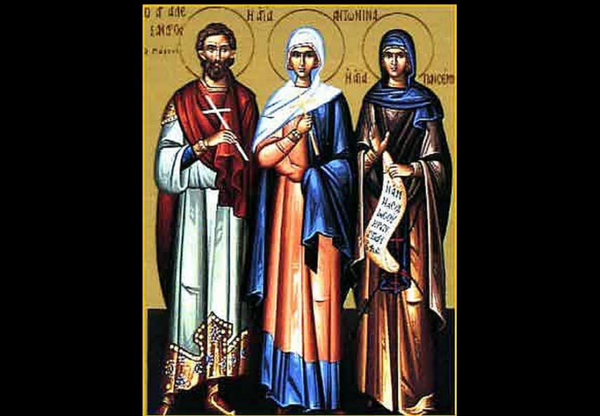 Candelă aprinsă și icoană ortodoxă în biserică