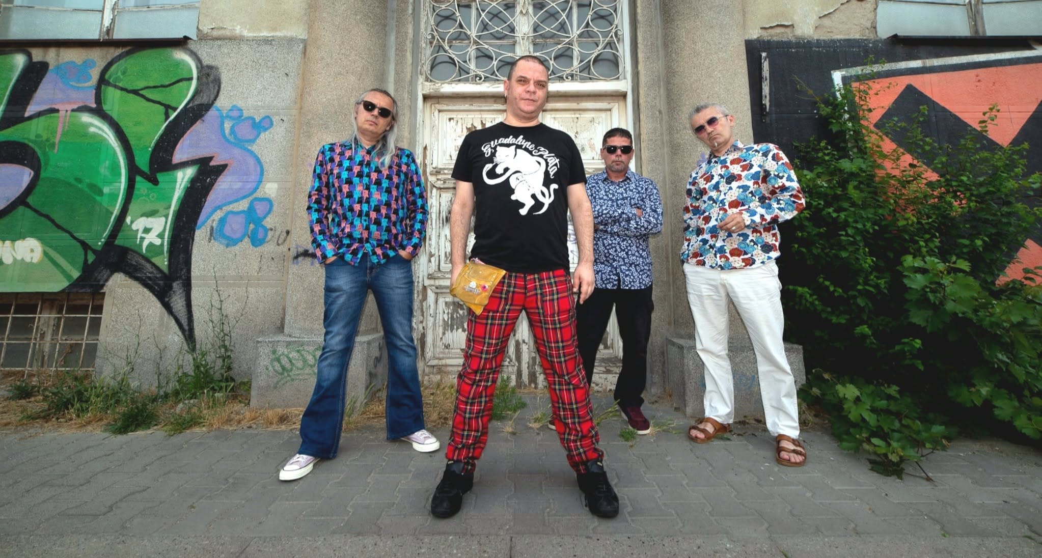 Formație Musky’s în concert, scenă în aer liber, public în picioare
