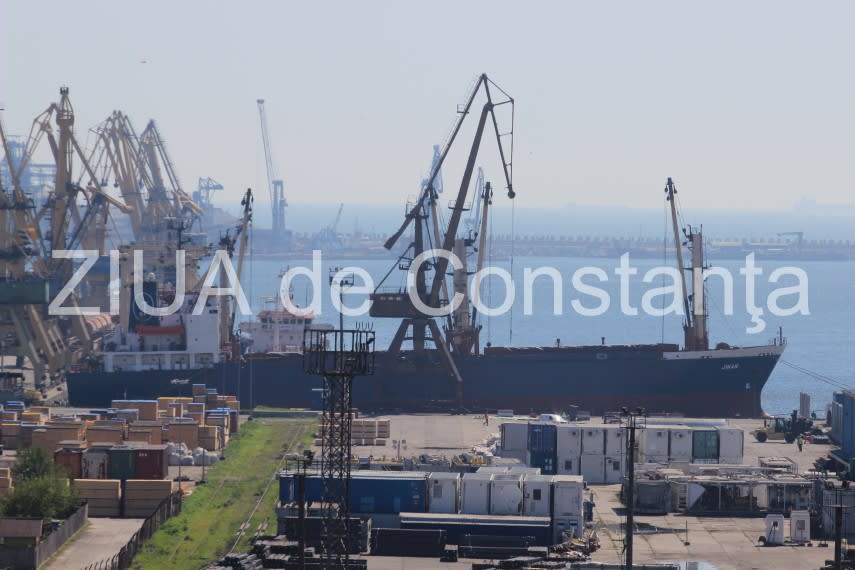 Camion în trafic aglomerat în portul Constanța, zonele Nord și Sud