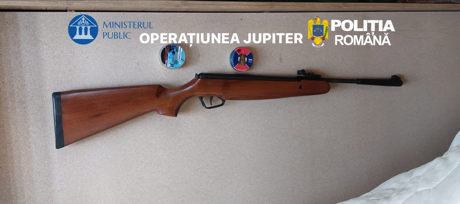 Polițiști verificând arme și muniție la Mihăești
